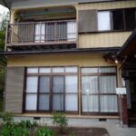 奥の建物が貸物件(外観)